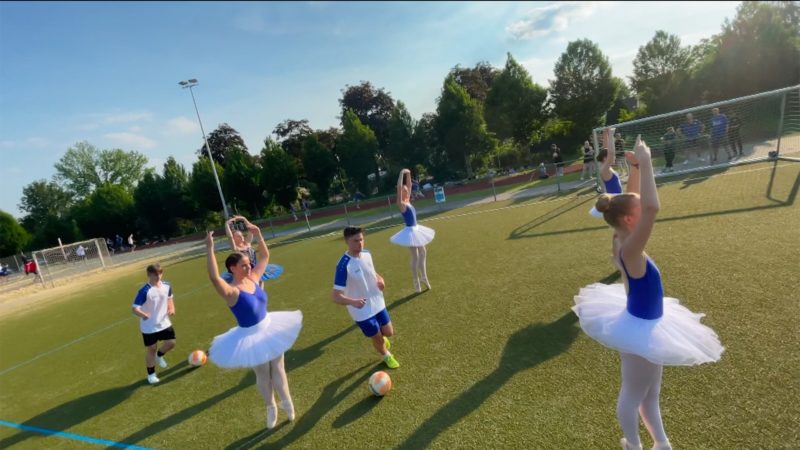 Ballerinas und Fußballer trainieren zusammen (Foto: SAT.1 NRW)