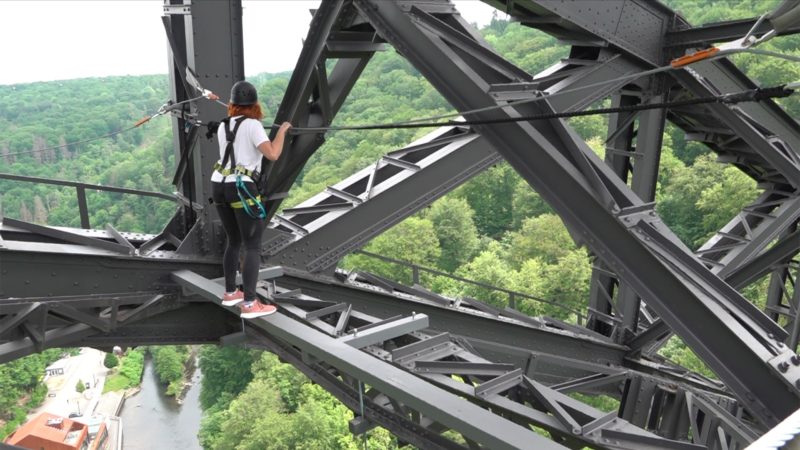 Eisenbahnbrücke wird zum Kletterparadies (Foto: SAT.1 NRW)