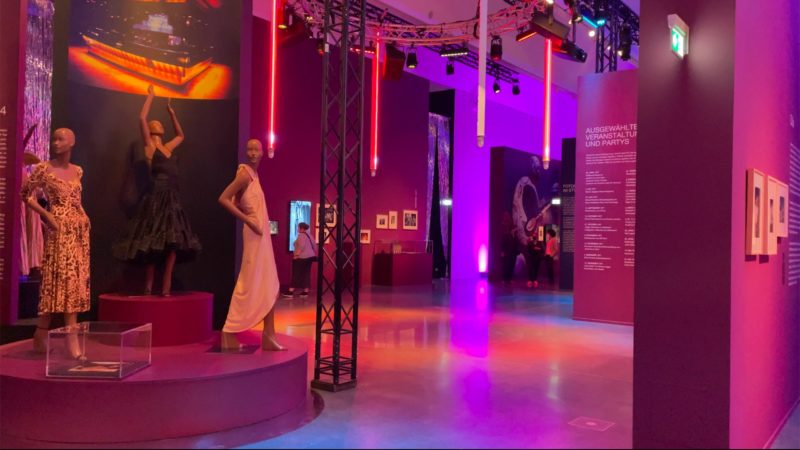 Ausstellung mit Discofeeling (Foto: SAT.1 NRW)