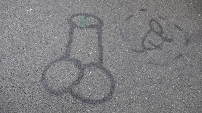 Autos und Garagen mit "Pimmel"-Motiven besprüht (Foto: SAT.1 NRW)