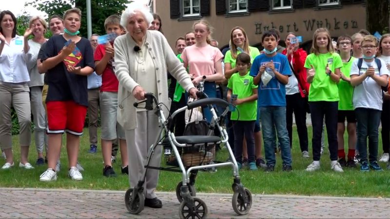 Spendenlauf mit dem Rollator (Foto: SAT.1 NRW)