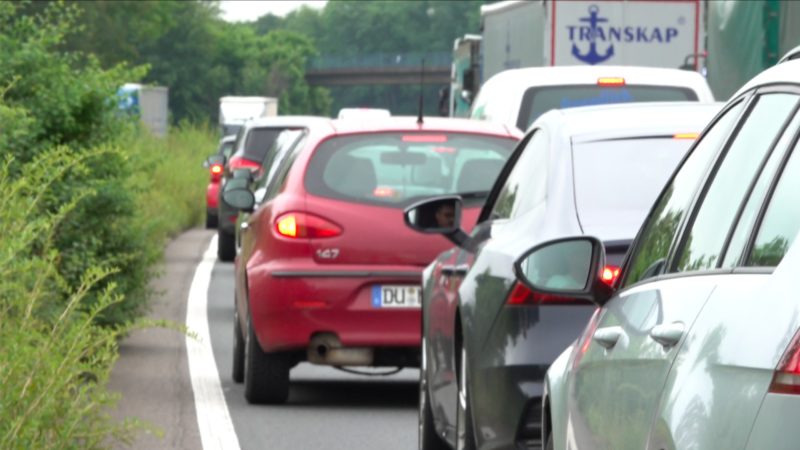 Gefangen auf stinkender A57 (Foto: SAT.1 NRW)