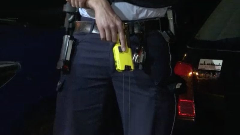 Taser helfen der Polizei im Einsatz (Foto: SAT.1 NRW)