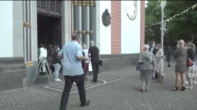 Kardinal Woelki firmt trotz Protesten (Foto: SAT.1 NRW)