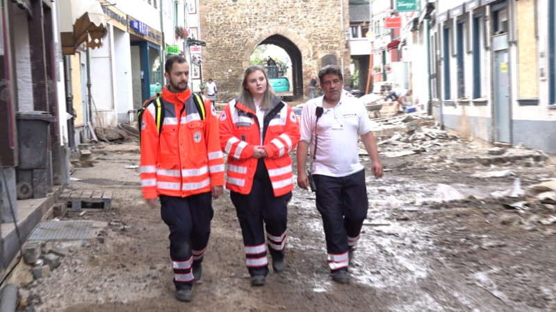 Fluthelfer im Einsatz: Hier können Sie spenden (Foto: SAT.1 NRW)