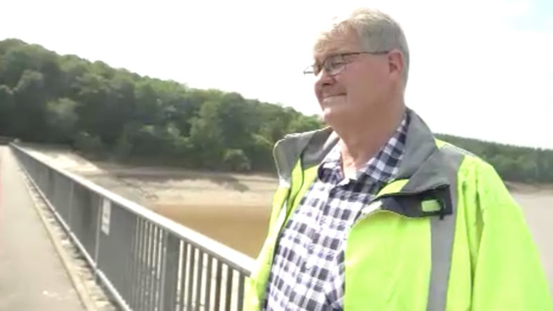 Der Baggerheld der Steinbachtalsperre (Foto: SAT.1 NRW)