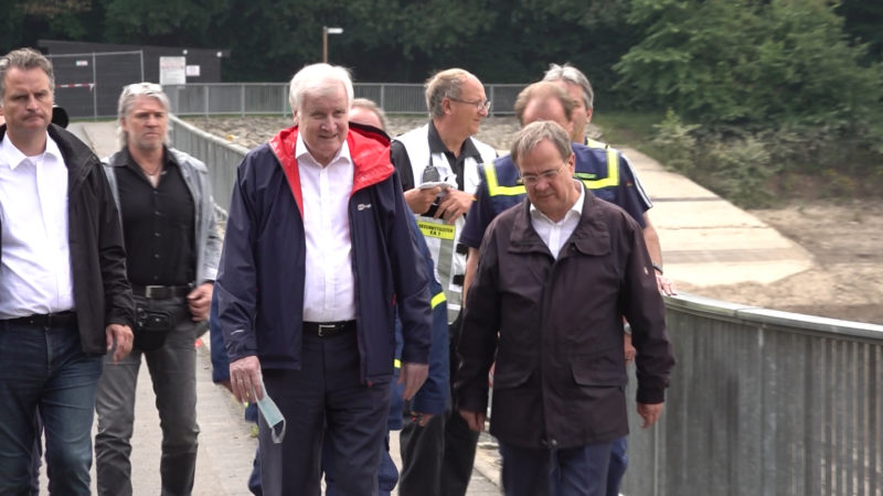 Seehofer besucht Talsperre (Foto: SAT.1 NRW)