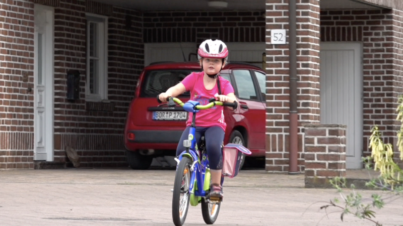 Kleine Lotta übergibt große Spende (Foto: SAT.1 NRW)