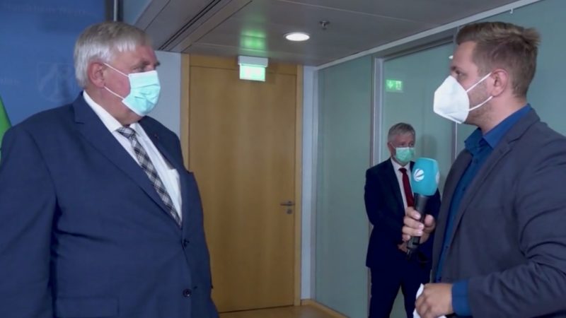 Interview mit Gesundheitsminister Laumann (Foto: SAT.1 NRW)