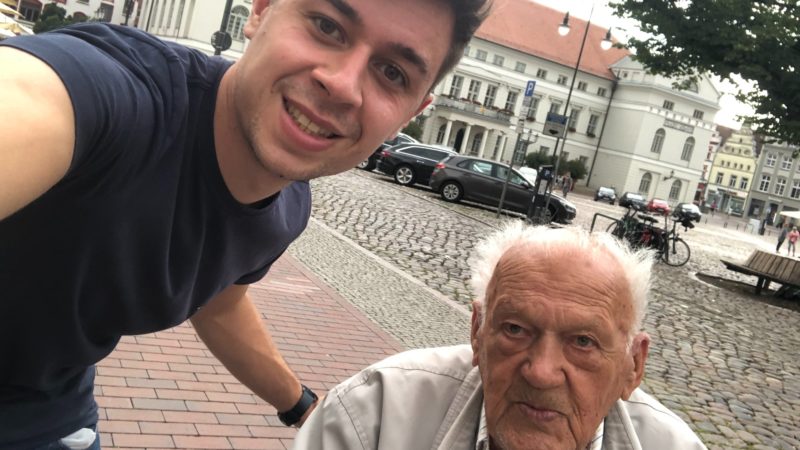 Roadtrip mit 94-jährigem Carlos (Foto: SAT.1 NRW)