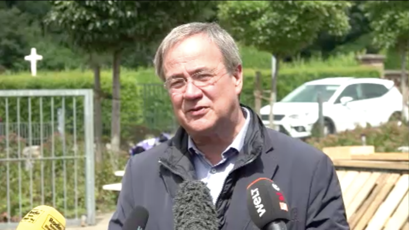 Armin Laschet besucht Hochwasser-Gebiete (Foto: SAT.1 NRW)