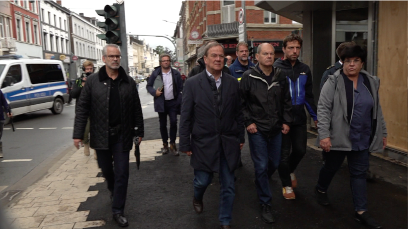 Kanzlerkandidaten besuchen Flutgebiet (Foto: SAT.1 NRW)