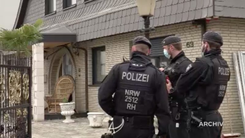 Familie immer noch in ihrer Villa (Foto: SAT.1 NRW)