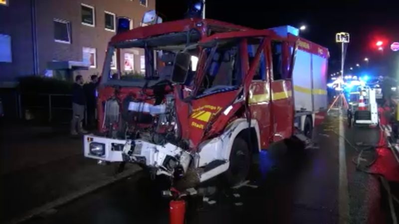 Einsatzfahrzeug verunfallt (Foto: SAT.1 NRW)