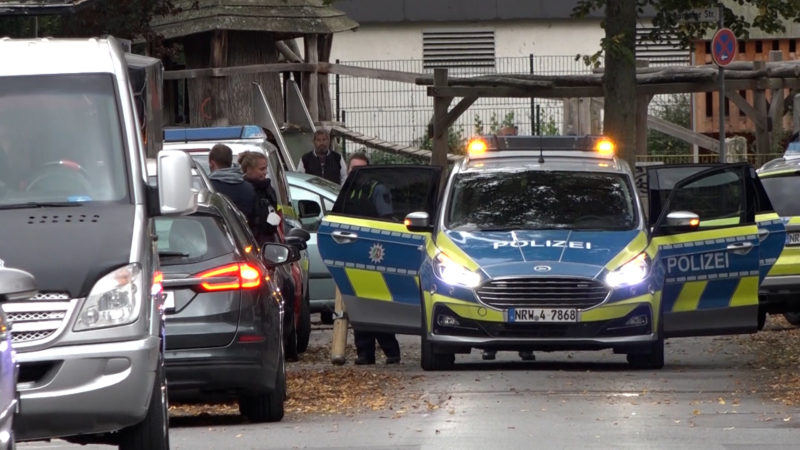 Flucht durchs Fenster (Foto: SAT.1 NRW)