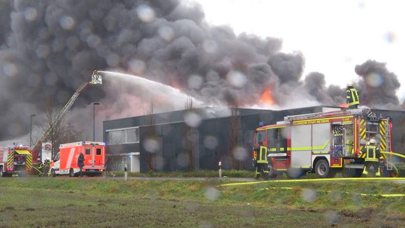 Brand bei der Möbelfabrik (Foto: SAT.1 NRW)