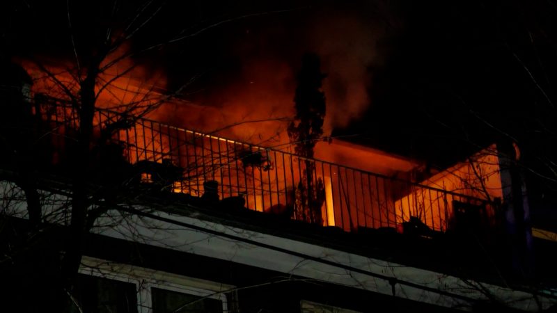 Flammen im Dachgeschoss (Foto: SAT.1 NRW)