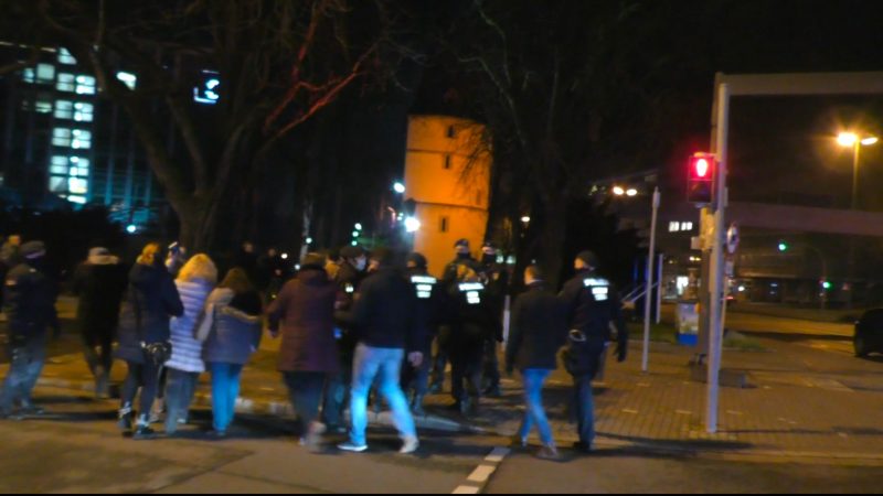 Corona-Spaziergänge in der Kritik (Foto: SAT.1 NRW)