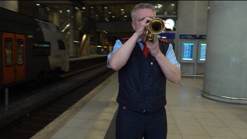 Lokführer trompetet für Fahrgäste (Foto: SAT.1 NRW)