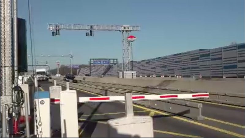 Schranke auf A43-Brücke in Betrieb (Foto: SAT.1 NRW)