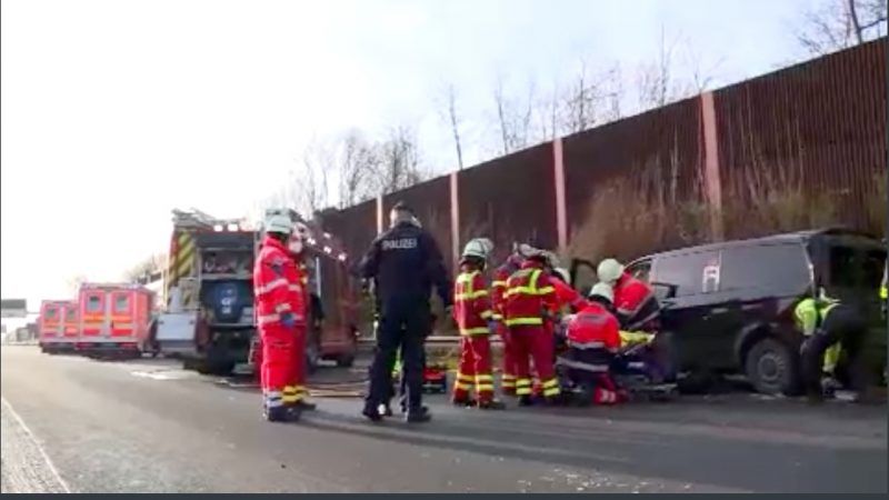 Unfall auf A57 am Stauende (Foto: SAT.1 NRW)