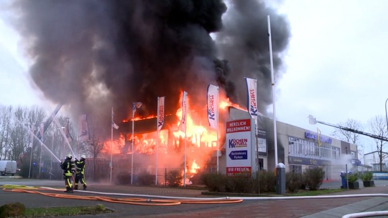 Familie aus Feuer gerettet (Foto: SAT.1 NRW)