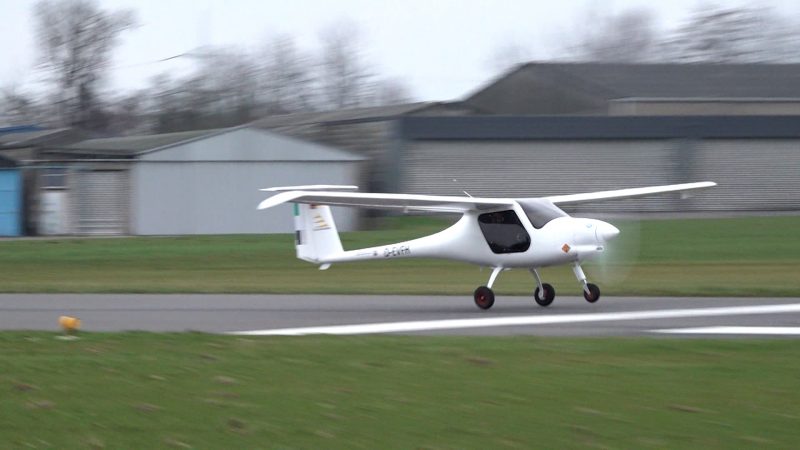 NRW-Verkehrsministerin testet erstes E-Flugzeug in NRW (Foto: SAT.1 NRW)