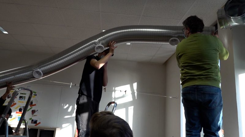 Schüler bauen Luftfilter (Foto: SAT.1 NRW)