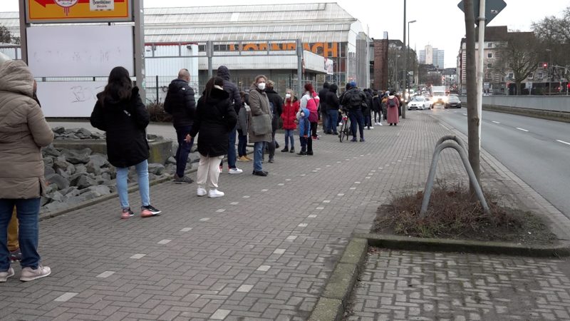 Langes Warten auf PCR-Tests (Foto: SAT.1 NRW)