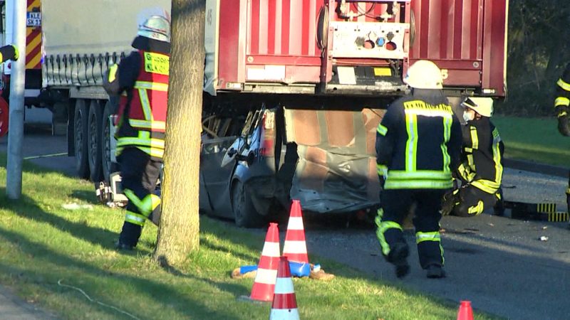 LKW begräbt Auto (Foto: SAT.1 NRW)