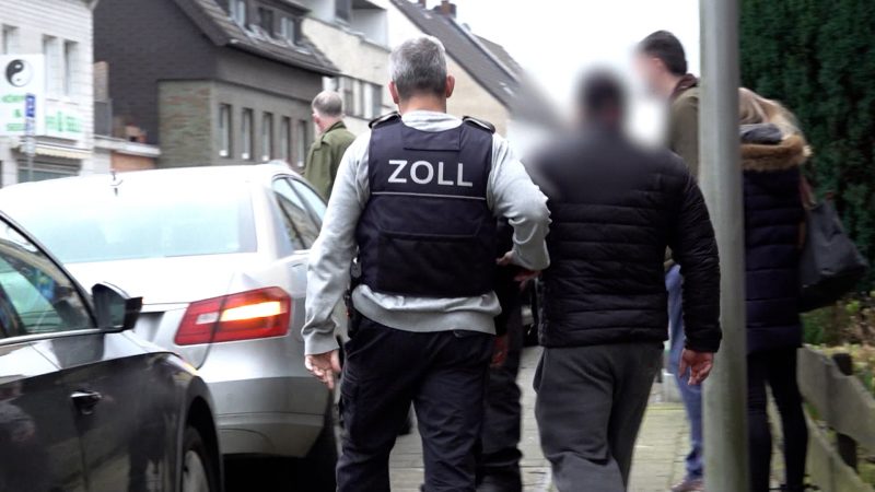 Razzia gegen illegalen Waffenhandel (Foto: SAT.1 NRW)