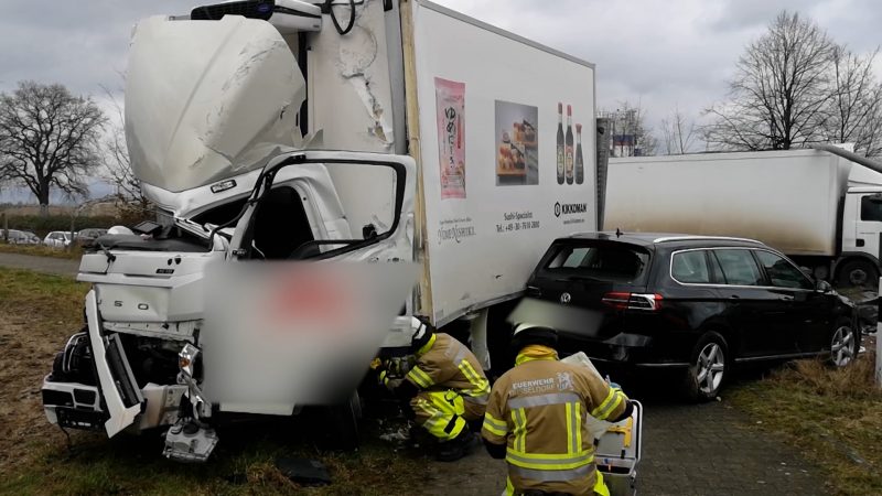 Schwerer LKW-Unfall auf der B8 (Foto: SAT.1 NRW)