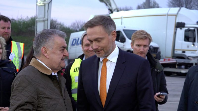 Reul und Lindner bei Polizeikontrollen (Foto: SAT.1 NRW)