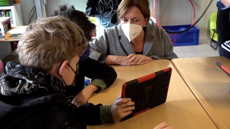 Gebauer besucht Flutschule (Foto: SAT.1 NRW)