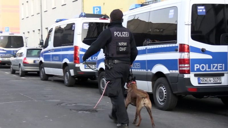 Spezialeinheiten stürmen Wohnung (Foto: SAT.1 NRW)