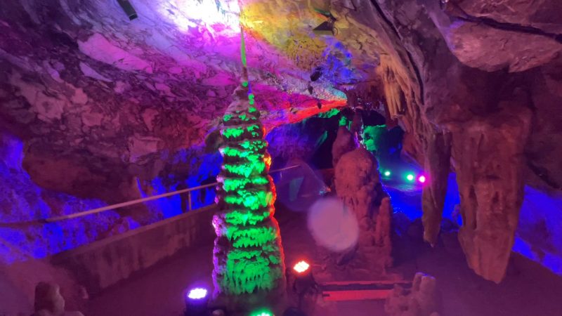 Leuchtende Tropfsteinhöhle (Foto: SAT.1 NRW)