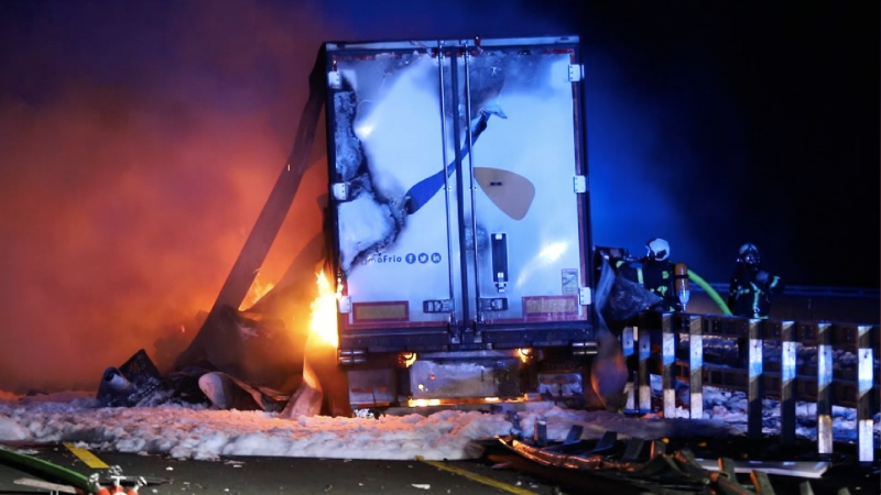 LKW brennt auf A1 (Foto: SAT.1 NRW)