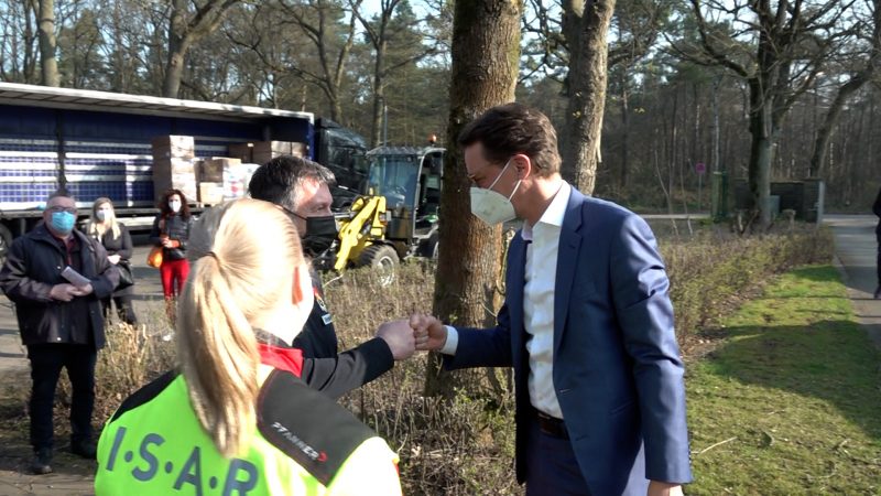 Wüst besucht Rettungsspezialisten (Foto: SAT.1 NRW)