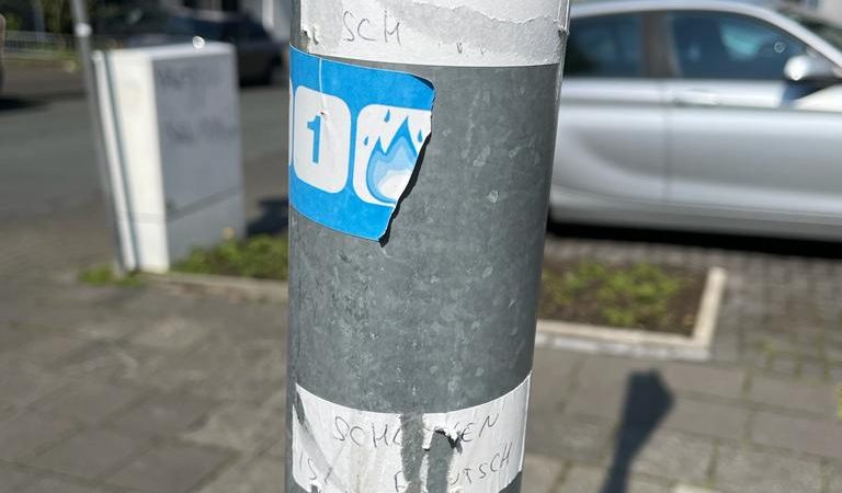 Frauenfeindliche Aufkleber in Paderborn (Foto: SAT.1 NRW)
