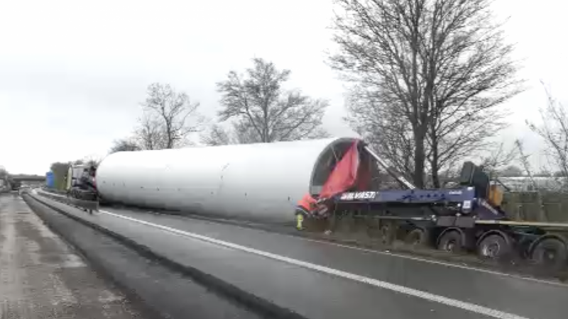 Schwertransporter wird geborgen (Foto: SAT.1 NRW)