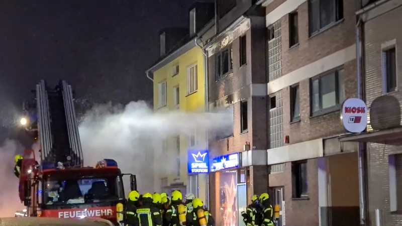 Bewohner aus brennenden Häusern gerettet (Foto: SAT.1 NRW)