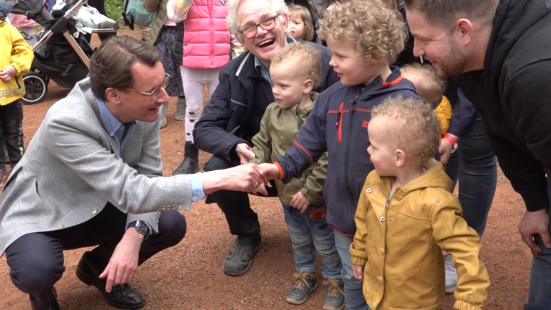 Wüst besucht Kinder (Foto: SAT.1 NRW)