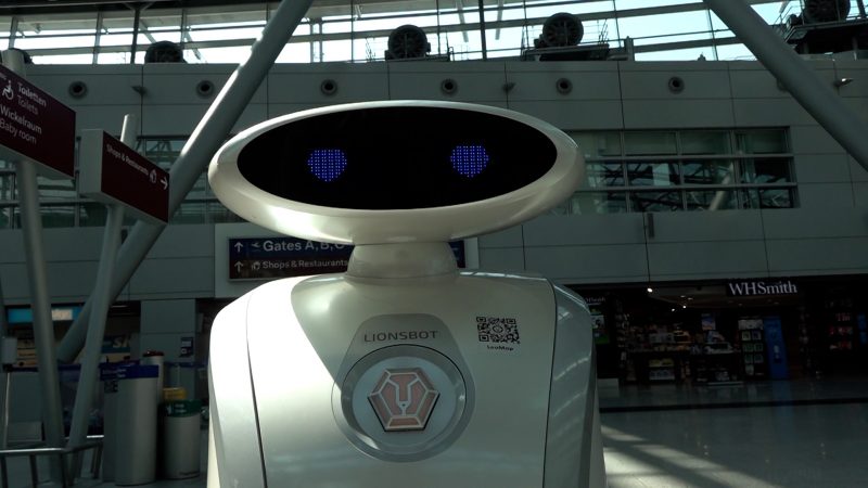 Roboter Franzi putzt Flughafen (Foto: SAT.1 NRW)