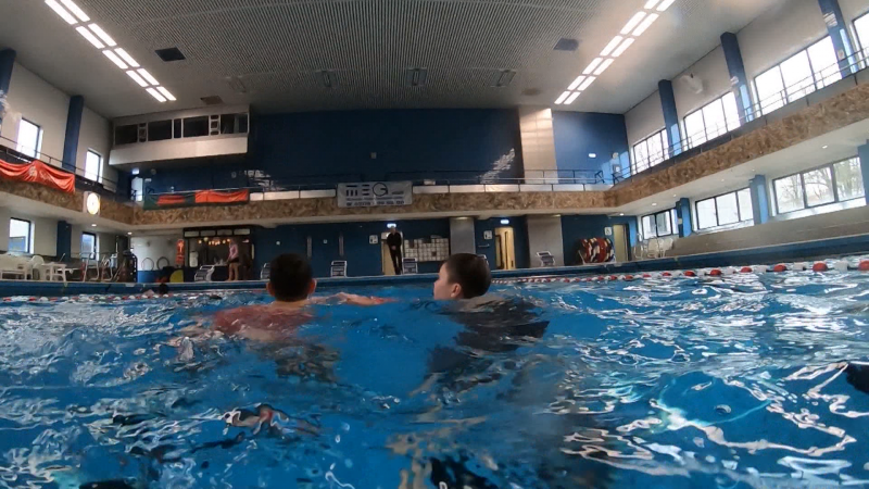 Wüst besucht Schwimmbad (Foto: SAT.1 NRW)