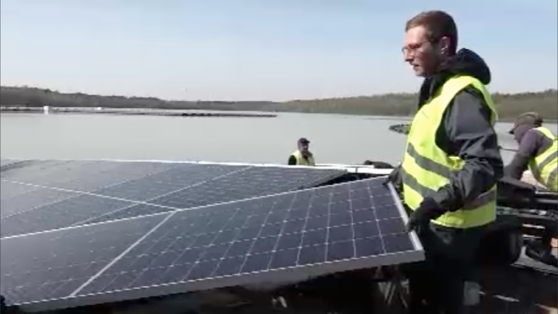 Schwimmende Solaranlage in NRW (Foto: SAT.1 NRW)