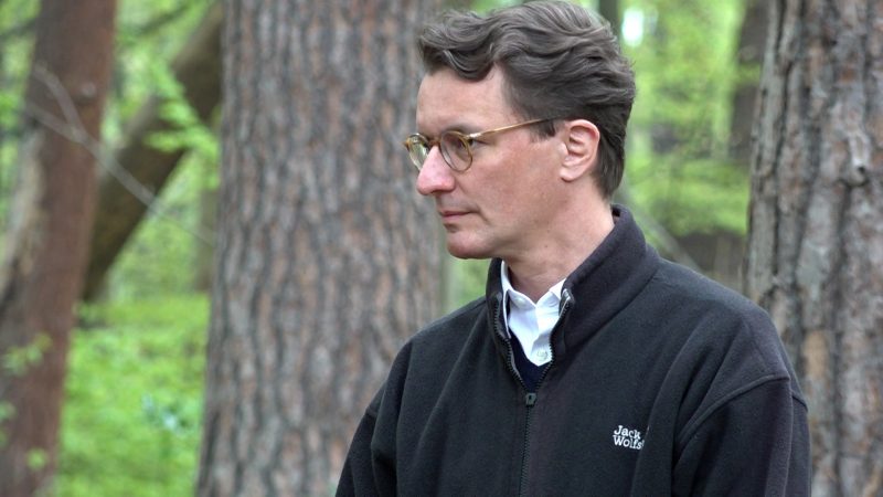 Mit Spitzenpolitikern im Wald (Foto: SAT.1 NRW)