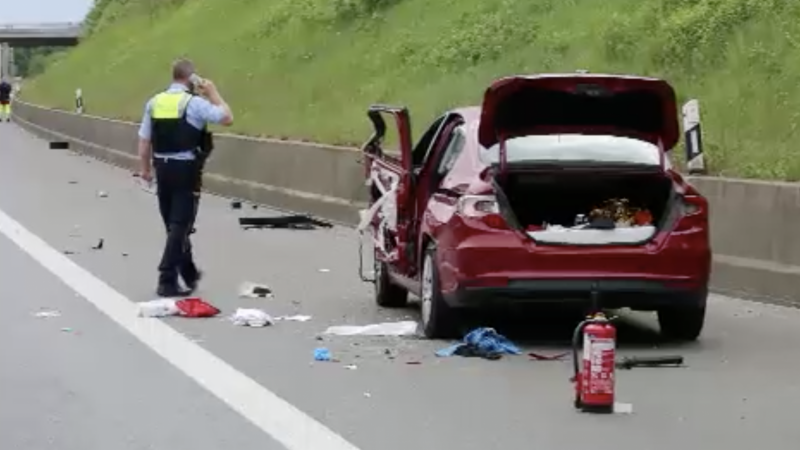 Lebensgefährlich verletzt: LKW erfasst fußläufigen Autofahrer (Foto: SAT.1 NRW)