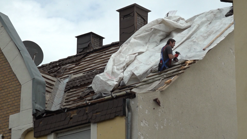 Aufbauarbeiten nach dem Tornado (Foto: SAT.1 NRW)