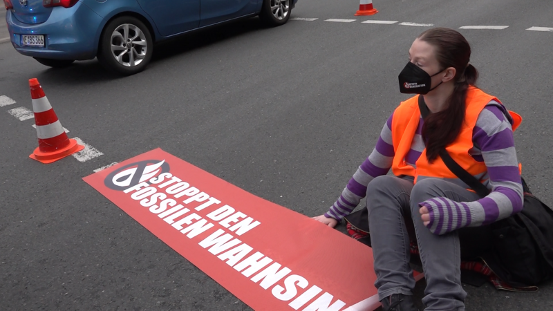 Aktivisten kleben sich an Autobahnauffahrt (Foto: SAT.1 NRW)