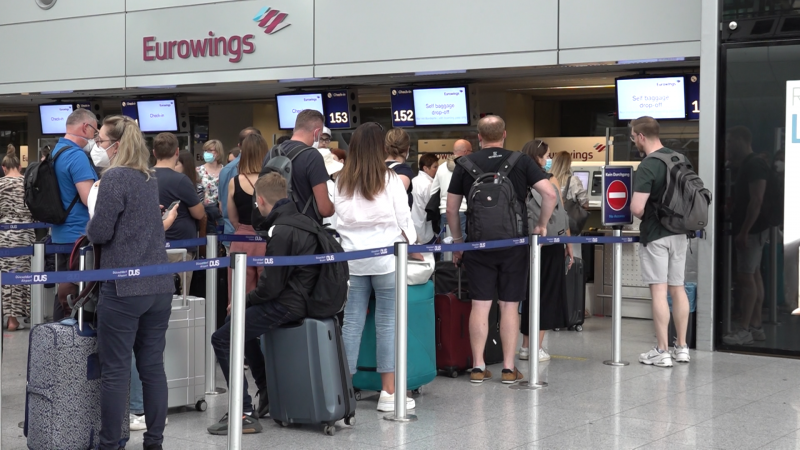 Chaos am Flughafen - Mitarbeiter packt aus (Foto: SAT.1 NRW)